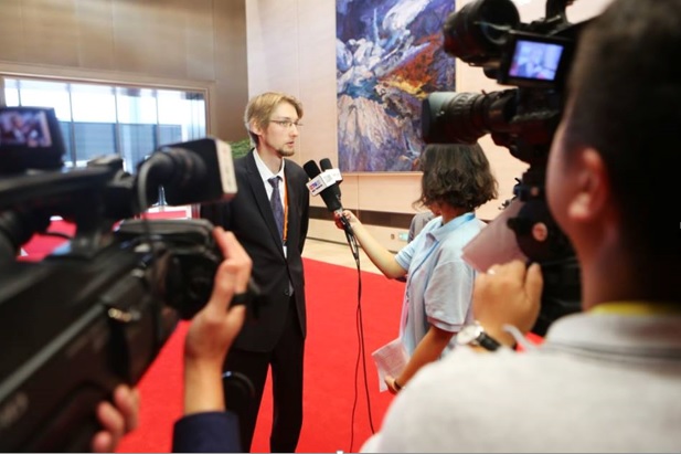 Сопровождающий делегацию Отто Шварц (Союз ИТЦ России) даёт интервью китайскому телевидению
